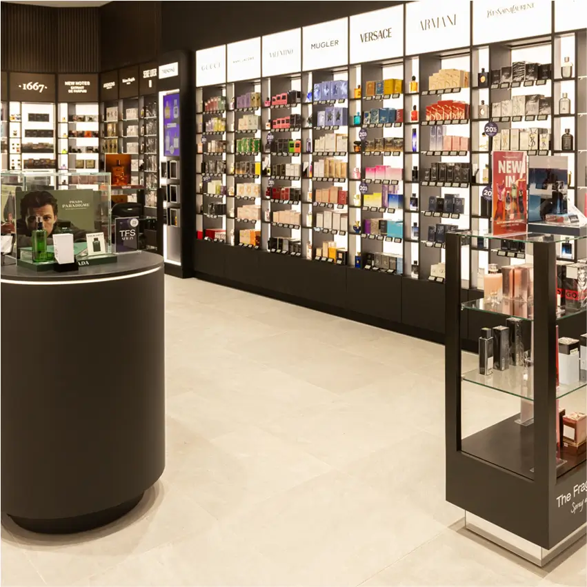 Exhibidores modulares para retail de moda y calzado con materiales nobles